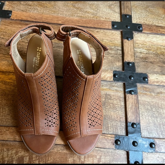 Naturalizer Shoes - Naturalizer Carmel colored sandals. Size: 6.5 (medium). Excellent condition. $30